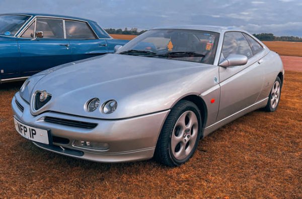 Четирицилиндровият двигател Twin Spark от средата на 90-те и началото на този век заслужава доста похвали сред феновете на италианската марка. При GTV по-малкото  тегло означава по-чисто управление и, разбира се, много по-добра ефективност на горене.

Трябва да се признае едно - с двигател като този, който ви кара да се възползвате от неговата производителност и да търсите по-високи обороти, цитираните 8,07 литра на 100 км изглеждат невъзможни. Просто трябва да се ограничавате.